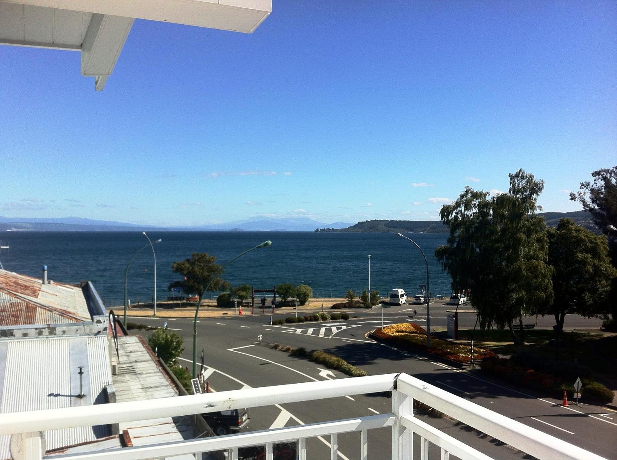 Based By The Lake Taupo Exteriér fotografie