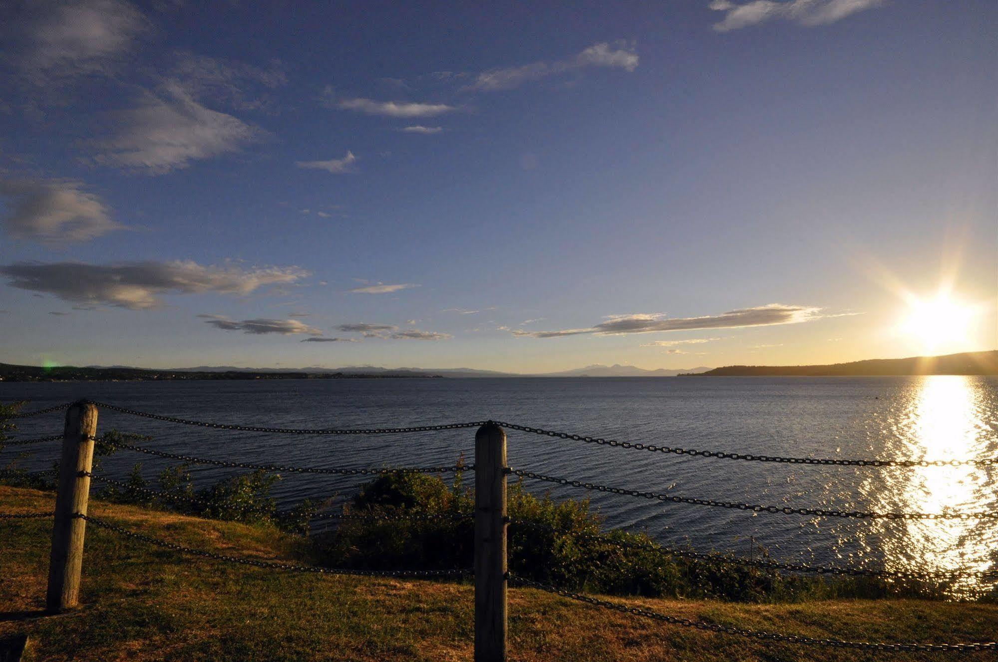 Based By The Lake Taupo Exteriér fotografie